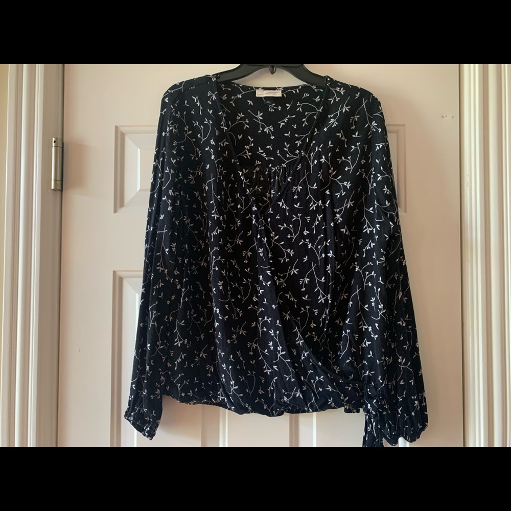 Universal threads XXL black and white floral false wrap blouse with side tie